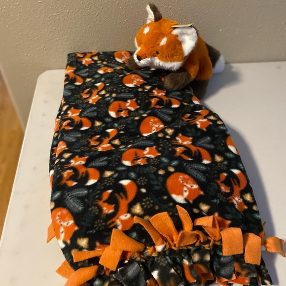 Blankets/throws plus stuffie great for Christmas gifts for any age. - Picture 2 of 8